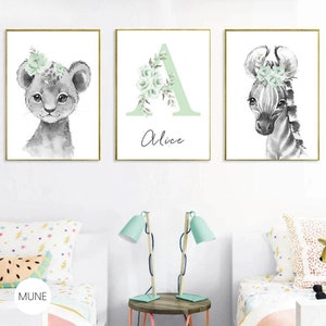 Safari Woodland Boy Nursery enmarcado conjunto de 3 impresiones de guardería con letra inicial personalizada, verde y gris Safari Animals Baby Elephant Print