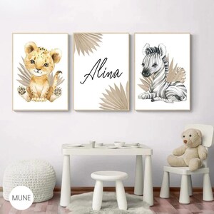Safari Woodland elefante león bebé niña enmarcado conjunto de 3 impresiones de guardería letra inicial personalizada Beige Safari animales vivero impresiones mínimas