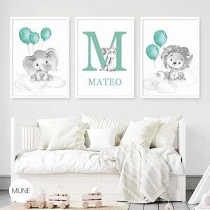 Safari Woodland Boy Nursery enmarcado conjunto de 3 impresiones de guardería con letra inicial personalizada, verde y gris Safari Animals Elephant Lion Print