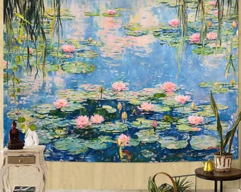 Könnte beinhalten: Ein großes Wandbehang, das eine ruhige Seerosenteichszene darstellt. Das Kunstwerk zeigt rosa Seerosen, grüne Seerosenblätter und Spiegelungen im blauen Wasser. Der Wandteppich ist an einer Wand aufgehängt und schafft ein ruhiges und künstlerisches Ambiente.