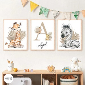 Safari Woodland Baby Girl emoldurado conjunto de 3 estampas de berçário carta inicial personalizada bege safari animais estampas de berçário decoração mínima de berçário