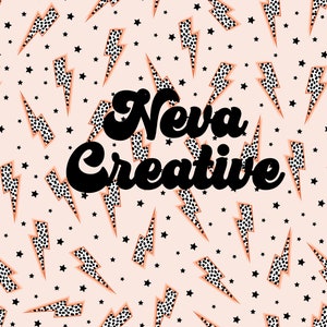 Puede incluir: Un fondo rosa con un patrón de rayos en forma de puntos negros y blancos. El texto "Never Creative" está escrito en negro, en una fuente estilizada.