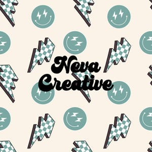 Peut inclure: Un motif sans couture représentant un éclair à carreaux bleu clair et blanc, un smiley bleu clair avec deux éclairs et le texte "Neva Creative" en noir.