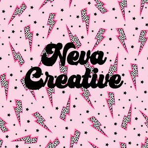 Op de afbeelding: Roze achtergrond met een herhalend patroon van zwarte en witte stippenbliksem en zwarte sterren. De tekst "New Creative" is geschreven in vet zwart.