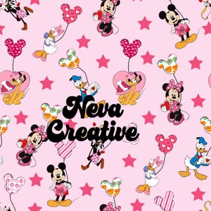 Könnte beinhalten: Ein rosa Hintergrund mit einem sich wiederholenden Muster von Disney-Charakteren, darunter Mickey Mouse, Minnie Mouse, Donald Duck, Goofy und Pluto. Die Charaktere halten Herzen und Ballons mit Herzen. Der Hintergrund ist auch mit rosa Sternen verziert.