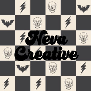 Puede incluir: Un fondo de cuadros blanco y negro con un patrón de calavera, murciélago y rayo. El texto "Neva Creative" está escrito en negrita, en negro.