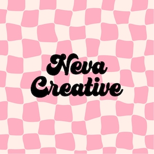 Peut inclure: Un fond à carreaux rose et blanc avec le texte "Neva Creative" en écriture cursive noire.