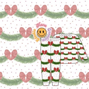 Puede incluir: Conjunto de pijama blanco con temática navideña. El conjunto incluye una camiseta de manga larga y pantalones, ambos adornados con lazos rojos, guirnaldas verdes y lunares blancos. El fondo presenta un patrón repetido de lazos, guirnaldas y lunares.