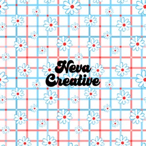 Puede incluir: Un fondo blanco con un patrón de cuadros azules y rojos. Margaritas blancas con centros amarillos están dispersas por todo el patrón. El texto "Neva Creative" está en el centro de la imagen.