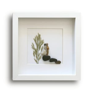 Geluk, ingelijste kiezelkunst van een bruidspaar, met echt geperst siergras - een natuurlijk wanddecor
