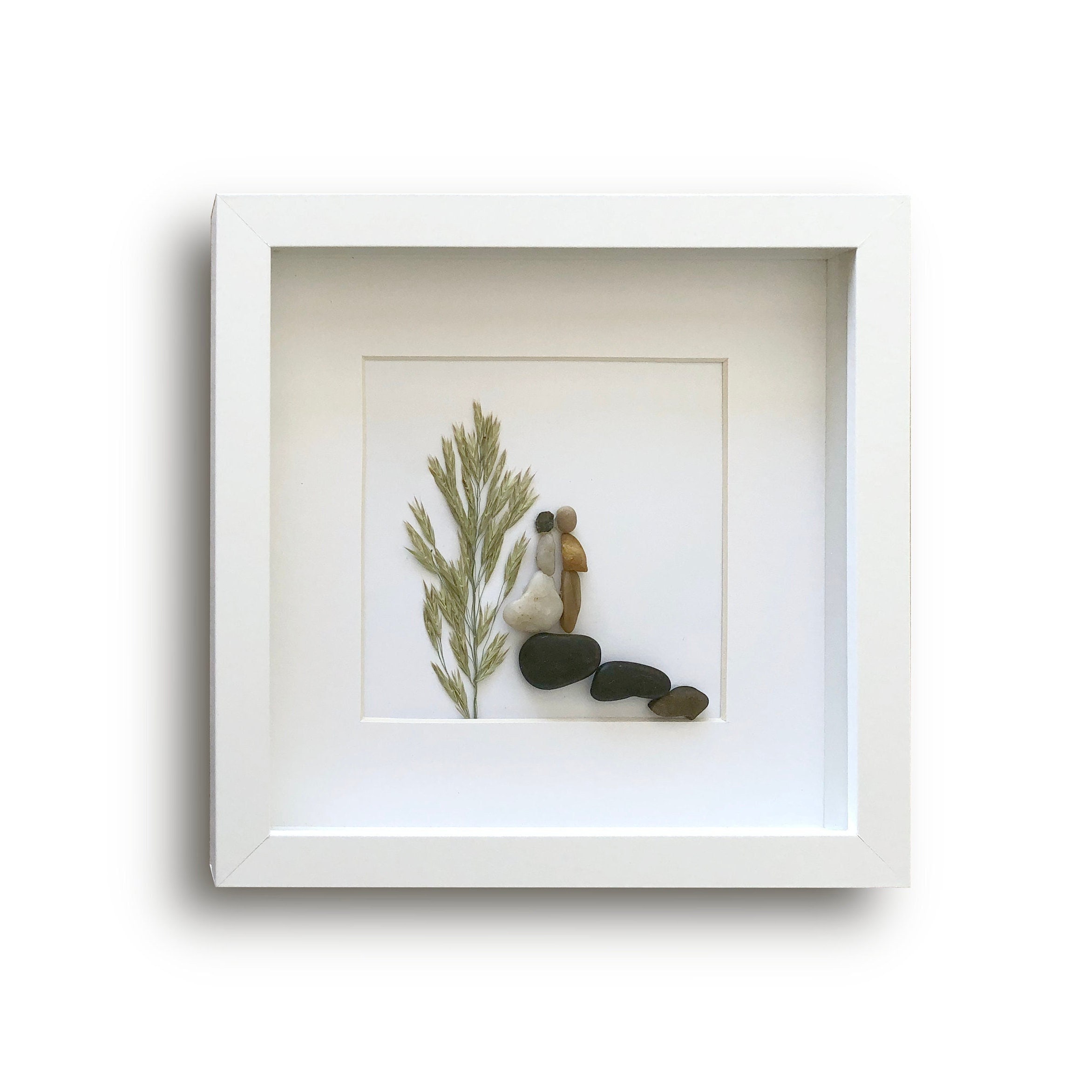 Bonheur, Art de Galet Encadré d'un Couple Mariage, avec L'herbe Ornementale Pressée - Un Décor Mural