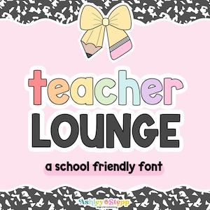 Puede incluir: Un fondo rosa con las palabras "teacher LOUNGE" en letras coloridas. Una ilustración de lápiz y lazo en la parte superior. El texto "a school friendly font" está en la parte inferior. El fondo tiene un patrón en blanco y negro.