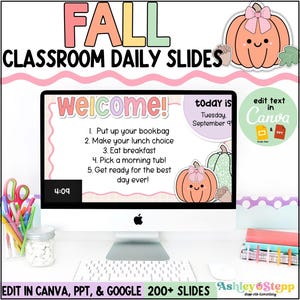 Könnte beinhalten: Ein Desktop-Computer zeigt eine "Willkommen"-Nachricht und tägliche Aufgaben für den Unterricht, mit Herbstthema. Der Bildschirm ist von dekorativen Kürbissen und den Worten "Fall Classroom Daily Slides" umgeben. Die Uhrzeit ist 4:09.