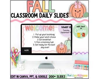 Op de afbeelding: Een computerscherm toont een "Welkom"-bericht en dagelijkse klasstaken, met een herfstthema. Het scherm is omgeven door decoratieve pompoenen en de woorden "Fall Classroom Daily Slides". De tijd is 4:09.