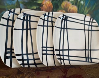 Juego de 4 platos llanos TableTops Gallery con diseño de rayas negras, elaborados a mano y aptos para lavavajillas.