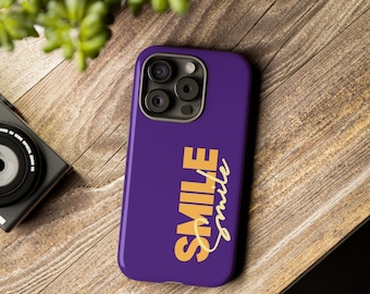 Funda rígida morada para iPhone «Smile» / Funda protectora de doble capa / Compatible con iPhone 15, 14 y 13