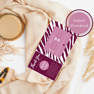 Puede incluir: Una tarjeta de agradecimiento con un diseño de estampado de cebra en blanco y negro con una superposición de rayas rosa y blancas. La tarjeta tiene un círculo rosa con el texto "Descarga instantánea" en blanco. La tarjeta también tiene un círculo rosa con el texto "Cargar logotipo" en blanco.