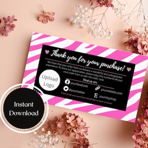 Puede incluir: Tarjeta de agradecimiento de cebra rosa y blanca con texto negro. El texto dice "¡Gracias por tu compra!" e incluye información sobre cómo cargar un logotipo, encontrar al vendedor en las redes sociales y dejar una reseña.