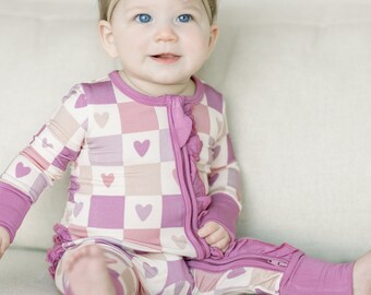 Lila Herzen Bambus Mädchen PJ's Matching Set, Pyjamas mit Herzen, trendiger süßer PJ, benutzerdefinierte Bambus Pyjamas von den Honigbögen, Baby Strampler