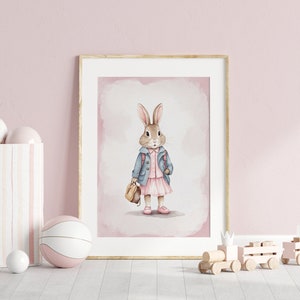 Beatrix Potter Kaninchen-Wandkunst für Kinderzimmer oder Mädchenzimmer, niedliches rosa Häschen bereit für die Schule Aquarellmalerei, Vintage Kaninchenkunst.