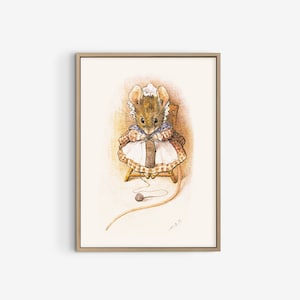 以下が含まれることがあります： 椅子に座って糸巻きで編み物をする、茶色いドレスと白い帽子をかぶった茶色のネズミの水彩画です。