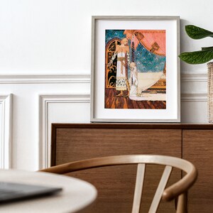 K&ouml;nnte beinhalten: Eine gerahmte Illustration einer Frau in einem wei&szlig;en Kleid, die in einem Raum mit einem blauen und goldenen Teppich steht. Die Frau h&auml;lt ein wei&szlig;es Tuch in der Hand. Die Illustration ist vor einer wei&szlig;en Wand mit wei&szlig;en Leisten platziert.