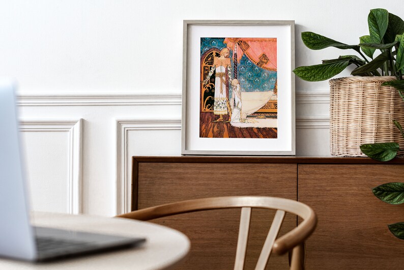 K&ouml;nnte beinhalten: Eine gerahmte Illustration einer Frau in einem wei&szlig;en Kleid, die in einem Raum mit einem blauen und goldenen Teppich steht. Die Frau h&auml;lt ein wei&szlig;es Tuch in der Hand. Die Illustration ist vor einer wei&szlig;en Wand mit wei&szlig;en Leisten platziert.