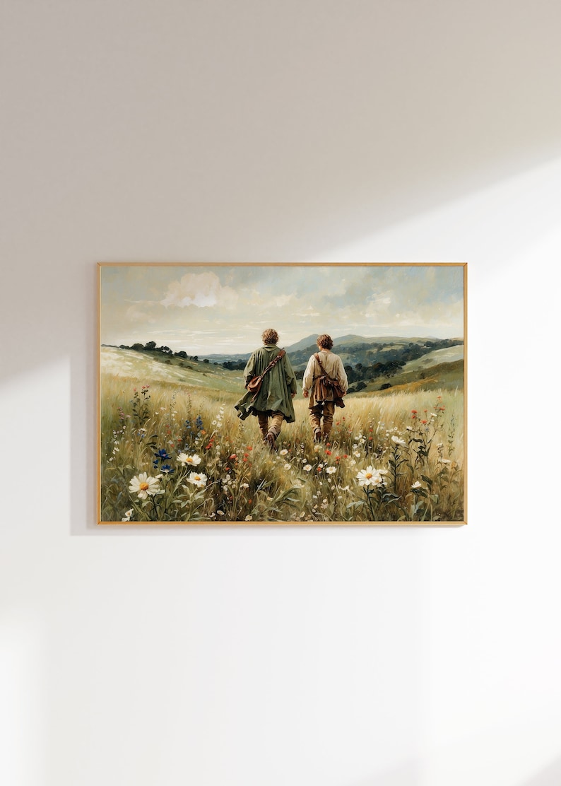 Op de afbeelding: Twee figuren lopen van de kijker weg in een veld vol wilde bloemen. De figuren dragen bruine en groene kleding en lopen op een pad door een veld met groen gras en wilde bloemen. De achtergrond is een glooiend landschap met heuvels en bomen.
