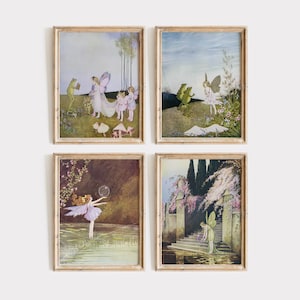 Puede incluir: Juego de cuatro láminas enmarcadas con ilustraciones caprichosas de hadas. Cada lámina muestra hadas, ranas y otros elementos fantásticos en un estilo vintage. La obra de arte está ambientada en un entorno natural al aire libre con colores suaves y una estética de ensueño.