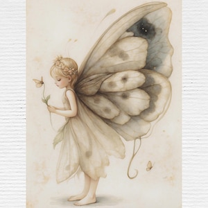 Può includere: Una delicata fata con ali che ricordano una farfalla, indossa una corona di fiori e un abito bianco fluttuante, tiene un piccolo fiore nella mano. La fata è raffigurata in uno stile acquerello morbido su uno sfondo beige chiaro.