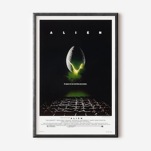 Puede incluir: Un póster de película en blanco y negro para la película "Alien". El póster presenta un gran huevo alienígena verde con un interior amarillo brillante. El texto "Alien" está impreso en letras blancas en la parte superior del póster. El lema "En el espacio nadie puede oír tus gritos." está impreso debajo del huevo.
