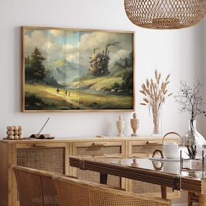 Puede incluir: Una pintura de paisaje enmarcada con un marco de madera. La obra de arte representa una escena fant&aacute;stica con un castillo en movimiento, un r&iacute;o y figuras caminando por un sendero. La paleta de colores incluye verdes, amarillos y azules.