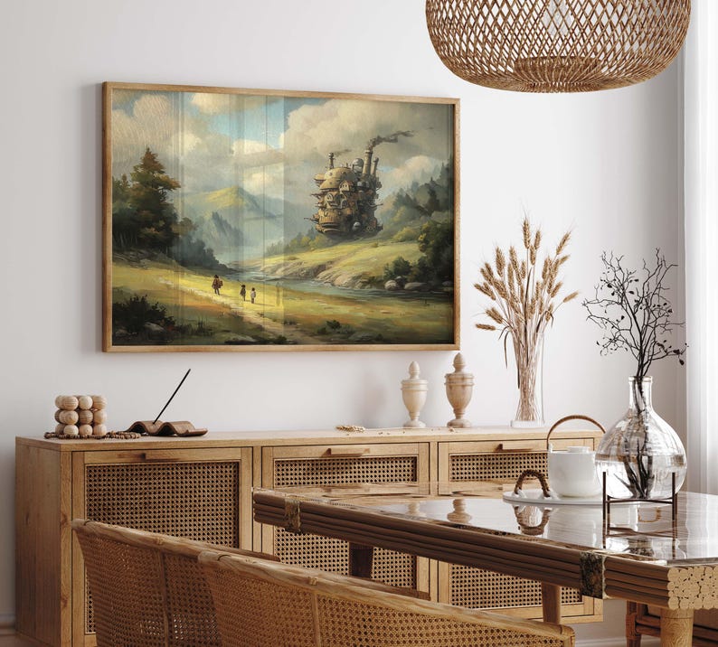 Puede incluir: Una pintura de paisaje enmarcada con un marco de madera. La obra de arte representa una escena fant&aacute;stica con un castillo en movimiento, un r&iacute;o y figuras caminando por un sendero. La paleta de colores incluye verdes, amarillos y azules.