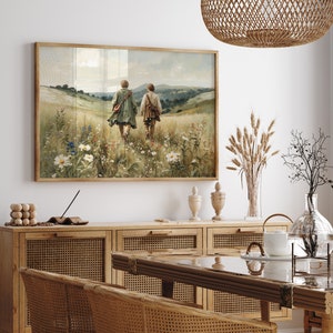 Op de afbeelding: Een schilderij van twee mensen die door een veld met wilde bloemen lopen. De mensen dragen lange gewaden en lopen van de kijker weg. Het veld is groen en weelderig, met een blauwe lucht op de achtergrond.
