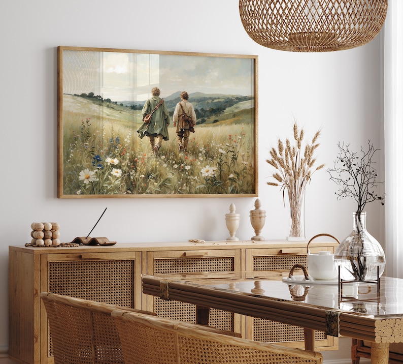 Op de afbeelding: Een schilderij van twee mensen die door een veld met wilde bloemen lopen. De mensen dragen lange gewaden en lopen van de kijker weg. Het veld is groen en weelderig, met een blauwe lucht op de achtergrond.