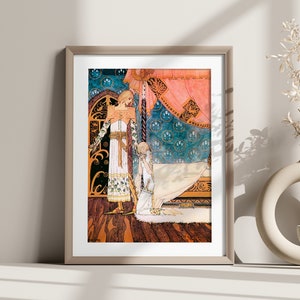 K&ouml;nnte beinhalten: Eine Vintage-Illustration von zwei Frauen in einem Raum mit einem Bett. Die Frau links tr&auml;gt ein wei&szlig;es Kleid mit goldenen Verzierungen und eine Krone. Die Frau rechts kniet auf dem Boden und tr&auml;gt ein wei&szlig;es Kleid. Der Raum ist mit einer blauen und goldenen gemusterten Tapete und einem rosa Himmelbett dekoriert.