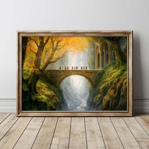 Può includere: Dipinto paesaggistico incorniciato raffigurante un ponte di pietra che attraversa un canyon con un fiume. Figure attraversano il ponte verso un castello in lontananza. L'opera d'arte presenta caldi colori autunnali e vegetazione lussureggiante.