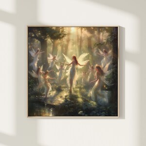 Peut inclure: Une &oelig;uvre encadr&eacute;e repr&eacute;sente un groupe de figures &eacute;th&eacute;r&eacute;es avec des ailes dans une for&ecirc;t ensoleill&eacute;e. Les figures, v&ecirc;tues de longues robes blanches, semblent danser. L'&oelig;uvre est encadr&eacute;e dans un cadre dor&eacute;.