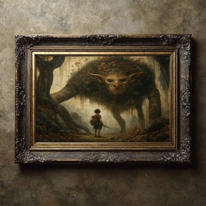 Puede incluir: Una obra de arte mural enmarcada que representa a una criatura grande y cubierta de musgo con orejas puntiagudas en un bosque. Una figura pequeña con mochila y espada está de pie en un camino de tierra frente a la criatura. El marco es dorado y ornamentado.