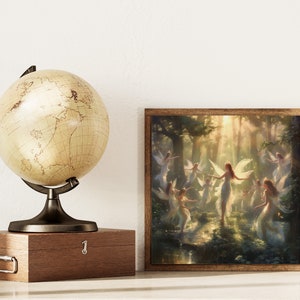 Peut inclure: Une &oelig;uvre encadr&eacute;e repr&eacute;sente des f&eacute;es dansant dans une for&ecirc;t ensoleill&eacute;e. Les f&eacute;es, avec des robes fluides et des ailes, sont &eacute;clair&eacute;es par des rayons de lumi&egrave;re. Un globe vintage et une bo&icirc;te en bois sont &agrave; gauche.