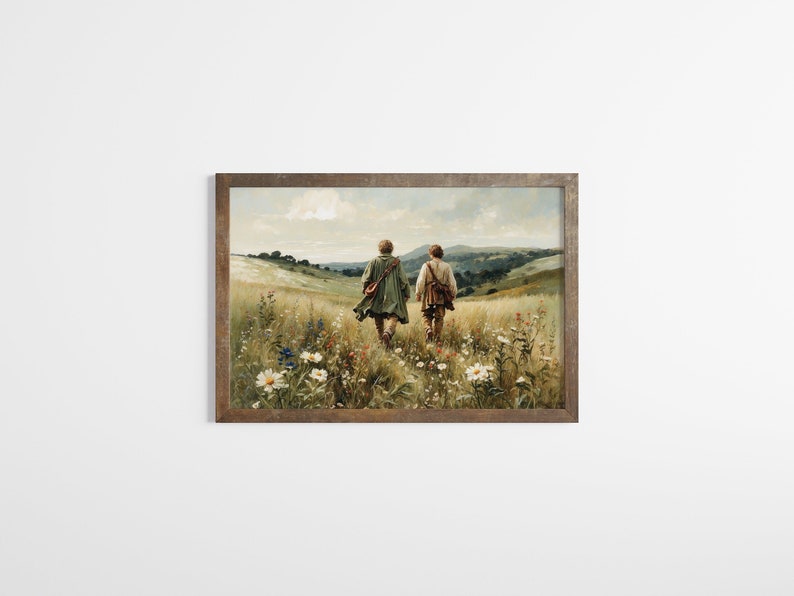 Op de afbeelding: Twee figuren lopen van de kijker weg in een veld vol wilde bloemen. De figuren dragen lange jassen en lopen over een pad door het veld. Het veld is groen en de lucht is blauw met witte wolken.