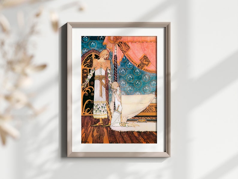K&ouml;nnte beinhalten: Eine Vintage-Illustration von zwei Frauen in einem Raum mit einem Himmelbett. Die Frau links steht und tr&auml;gt ein langes wei&szlig;es Kleid mit goldener Stickerei. Die Frau rechts kniet und tr&auml;gt ein wei&szlig;es Kleid mit einem goldenen G&uuml;rtel. Der Raum hat eine blaue und goldene gemusterte Tapete und einen rosafarbenen Baldachin.
