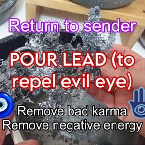 Może przedstawiać: Ręka trzymająca grudkę stopionego ołowiu, z tekstem "Return to sender POUR LEAD (to repel evil eye) Remove bad karma Remove negative energy". Na zdjęciu znajdują się również dwa niebieskie talizmany w kształcie złego oka.