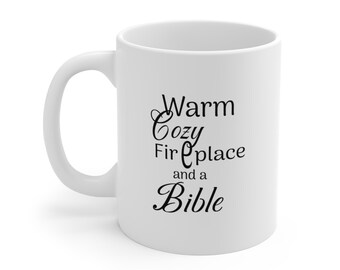 Caminetto caldo e accogliente e una tazza con la Bibbia / Tazza da caffè con la fede cristiana