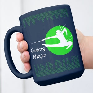 Puede incluir: Una taza de cer&aacute;mica azul oscuro con un c&iacute;rculo verde y una silueta blanca de un ninja sosteniendo una espada. El texto "Coding Ninja" est&aacute; impreso en blanco debajo del c&iacute;rculo. La taza est&aacute; rodeada de c&oacute;digo binario verde y blanco.
