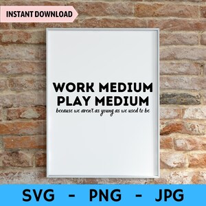 Puede incluir: Una impresión enmarcada blanca con texto negro que dice "Work Medium Play Medium because we aren't as young as we used to be".