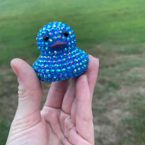 Patito de goma con diamantes de imitación iridiscentes de color azul, tamaño mediano