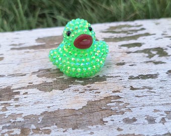 Mini patito de goma con brillantes de color verde lima y diamantes de imitación