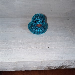 Patito de goma azul agua con pequeños cristales brillantes