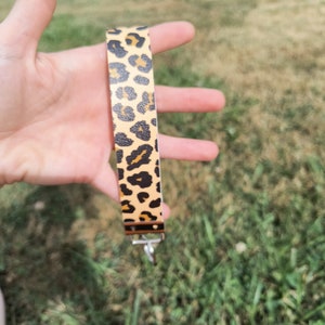 Pulsera de cuero sintético con estampado de guepardo de una sola capa de 5 pulgadas